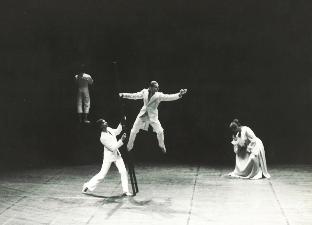 Première scène de la trilogie de Carolyn Carlson au Théâtre National de l'Opéra de Paris, musique d'Igor Wakhévitch : "This-That-the Other"