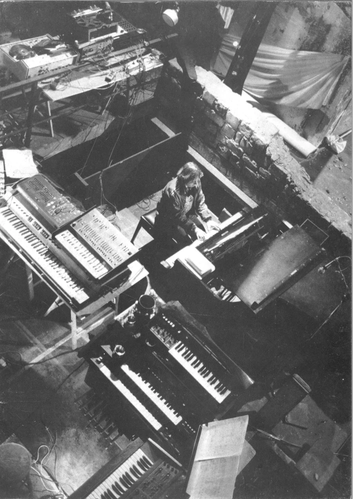 au Théâtre des Bouffes du Nord à Paris. Igor et ses nombreux claviers jouant sa musique pour "... of Remembrance" du chorégraphe-danseur Peter Morin du Groupe de Recherches Théâtrales de l'Opéra de Paris. Solistes : Peter Morin et Carolyn Carlson.