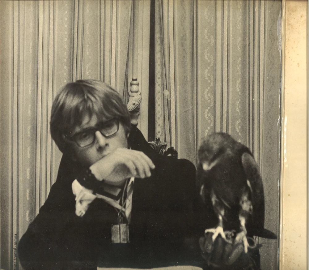 Que voient-ils ? À quoi songent-ils ? Igor avec son petit aigle nommé "Oracle". (Photo pour l'album "Logos").