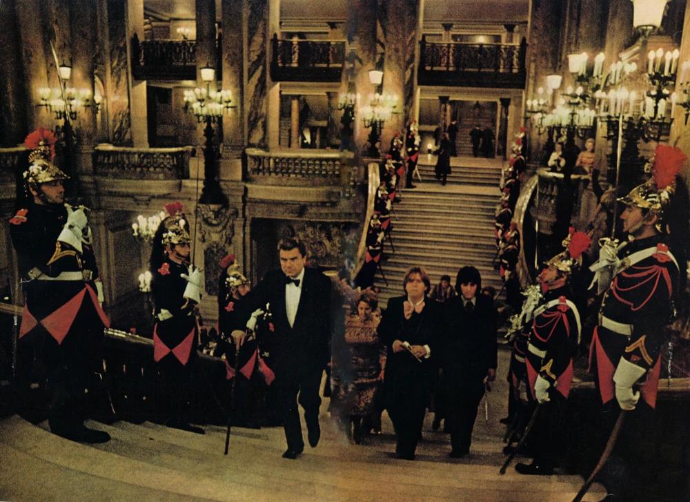 Soirée de gala au Théâtre National de l'Opéra de Paris : première mondiale de "Aor" sur une musique d'Igor Wakhévitch et Jean-Michel Jarre, œuvre mixte pour orchestre symphonique et musique électronique. Sur la photo, Igor monte le grand escalier d'honneur à la suite du Ministre de la Culture, Monsieur Jacques Duhamel.