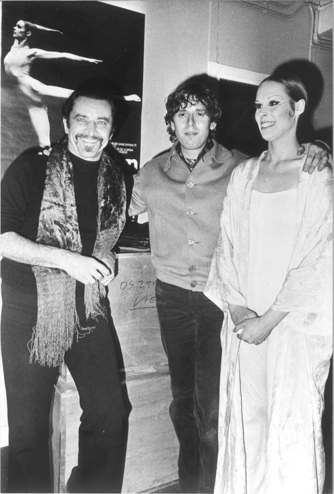 Avec Maurice Béjart et Carolyn Carlson au Théâtre de la Ville à Paris : "Les Fous d'Or" de Carolyn Carlson, musique d'Igor Wakhévitch. Soirée de première.