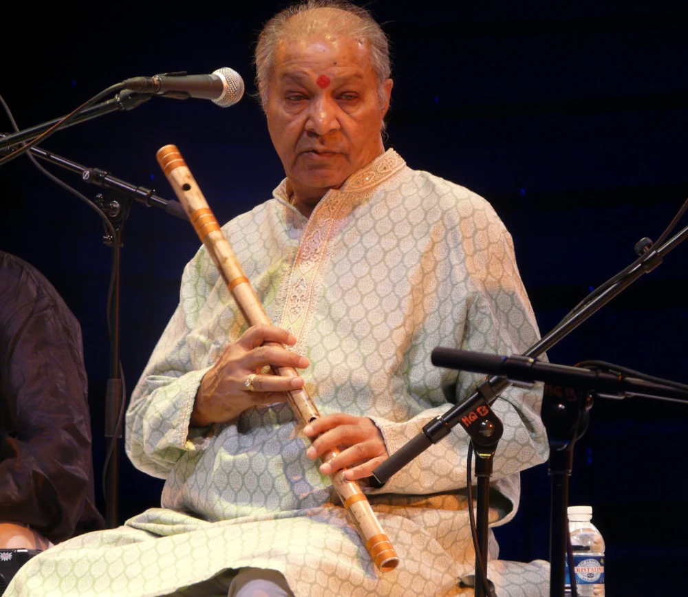 Récital du légendaire flûtiste indien Hariprasad Chaurasia au Musée du Quai Branly à Paris. Week-end de musique classique indienne organisé par Teentaal-Recital sous la direction d'Igor Wakhévitch.